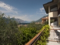 Pohled z pokoje rezidence San Vito v městečku Brenzone na břehu Lago di Garda.