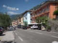 Hlavní ulice v Brenzone, via Zanardelli.