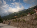 Část Brenzone u via Gardesana. Pohled na východní pohoří.
