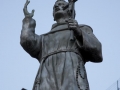 Socha na  Piazza del Duomo v Imperii.