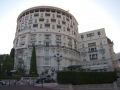 Celkový boční pohled na Hotel de Paris v Monte Carlu.