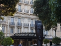 Socha na Avenue Princesse Alice s pohledem na Hotel Hermitage.
