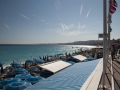 Pláž uprostřed Nice, pohled z Promenade des Anglais.