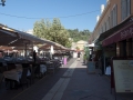 Ráno je zde tržiště, odpoledne vše uklidí a přemění na zahrádky kaváren a restaurací - Cours Saleya.