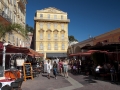 Ráno je zde tržiště, odpoledne vše uklidí a přemění na zahrádky kaváren a restaurací - Cours Saleya.