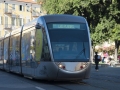Místní tramvaje, které jsou schopny úseky projíždět bez trolejí.