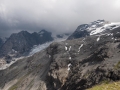 Opět pohled na padající ledovec viditelný kousek pod Stelvio Pass.
