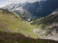 Opětovný pohled dolů cestou ze Stelvio Pas.