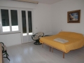 Apartmán na Passeggiata Cavallotti - ložnice s výhledem na moře.