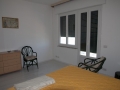 Apartmán na Passeggiata Cavallotti - ložnice s výhledem na moře.