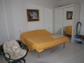 Apartmán na Passeggiata Cavallotti - ložnice s výhledem na moře.