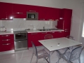 Apartmán na Passeggiata Cavallotti - plně vybavená kuchyně s výhledem na moře.