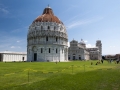 Baptisterium v popředí, katedrála a šikmá věž v pozadí