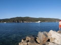 Na vlnolamu chránícím přístav v Marina Di Campo