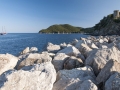 Na vlnolamu chránícím přístav v Marina Di Campo