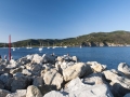 Na vlnolamu chránícím přístav v Marina Di Campo