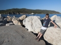 Na vlnolamu chránícím přístav v Marina Di Campo