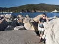 Na vlnolamu chránícím přístav v Marina Di Campo