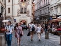Karlovou ulicí směrem k ke Karlovu mostu