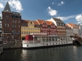 Jedna z nejhezčích ulic Nyhavn v Kodani s kanálem uprostřed