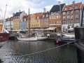 Jedna z nejhezčích ulic Nyhavn v Kodani s kanálem uprostřed