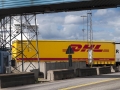 DHL kamiony čekající v přístavu Treleborgu