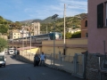 Projíždějící vlak přes Monterosso Al Mare
