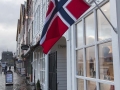 Bryggen a vsude pritomne Norske vlajky